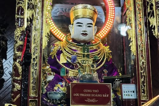 Thực hư tin đồn di dời tượng ông Hoàng Bảy: Dân mang chăn chiếu canh đền Bảo Hà